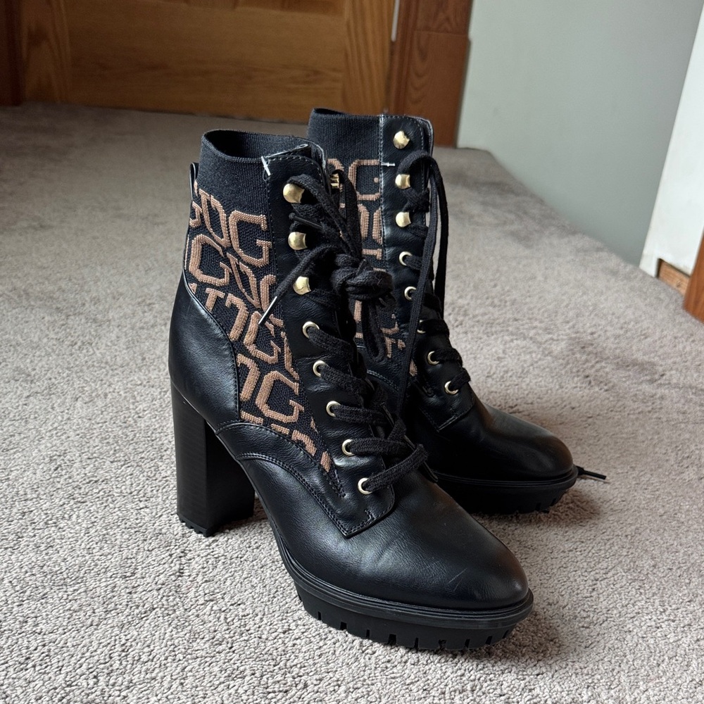 Guess Grows-R Platform Black/Tan Logo Pattern Chunky Ankle Boots SIZE 10
